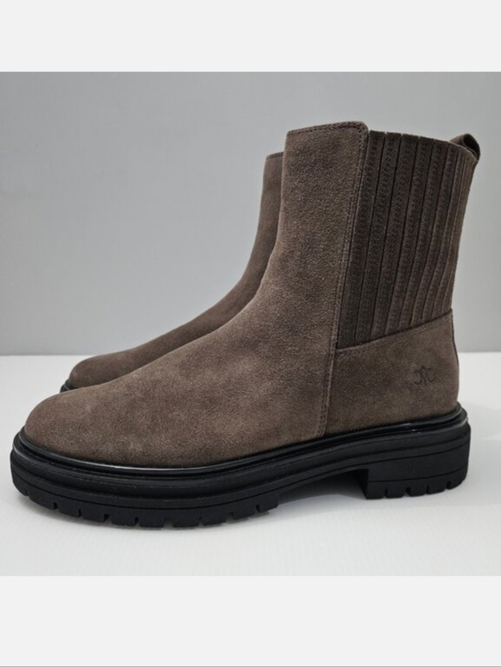 Johnston & Murphy Gianna Chelsea Ankle Boot Womens 9.5 Gray Suede Lug Sole NEW